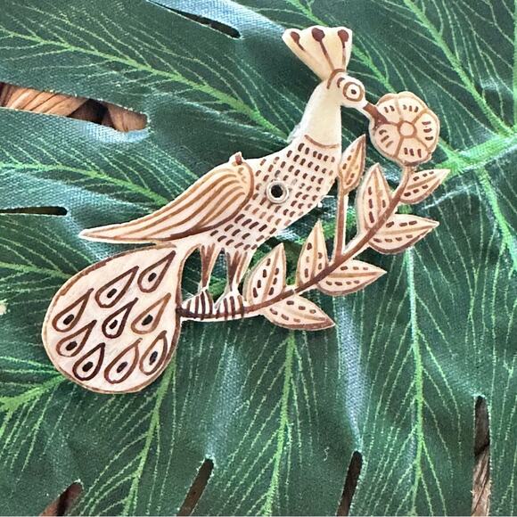BOGO FREE VTG carved bird brooch pin - Picture 4 of 6